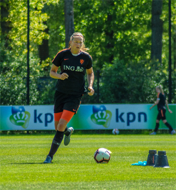 XL25BindingVergrotenDoorSport-Vrouwenvoetval-1