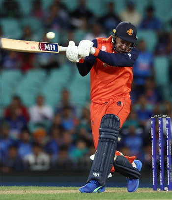 BONDcentercricketbond-1