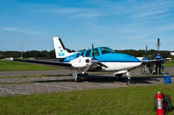 XL29 - 3 (1) Beech_58_Baron_PH-BYB_KLM_luchtvaart_school_(7061288209)