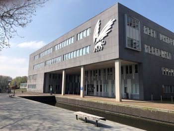 XL30- 4 (1) Sport &% Recht Initium