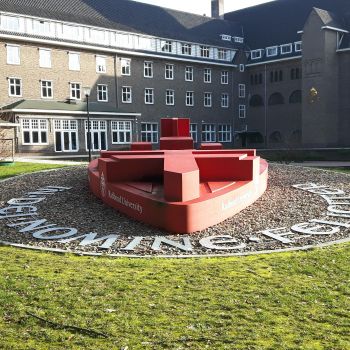 XL37 - 3. Logo_Radboud_Universiteit,_Berchmanianum,_Nijmegen