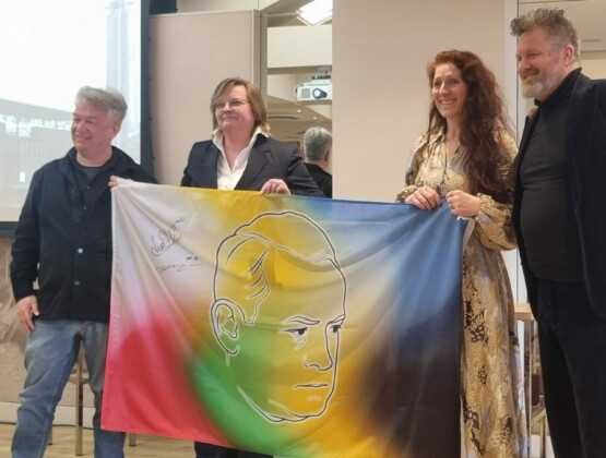 Martine Prange en Lise Klaveness (midden) met Jurryt van de Vooren (l) en 
Edwin Schoon (r), mede-initiatiefnemers van de Ernest Lee Jahncke Award