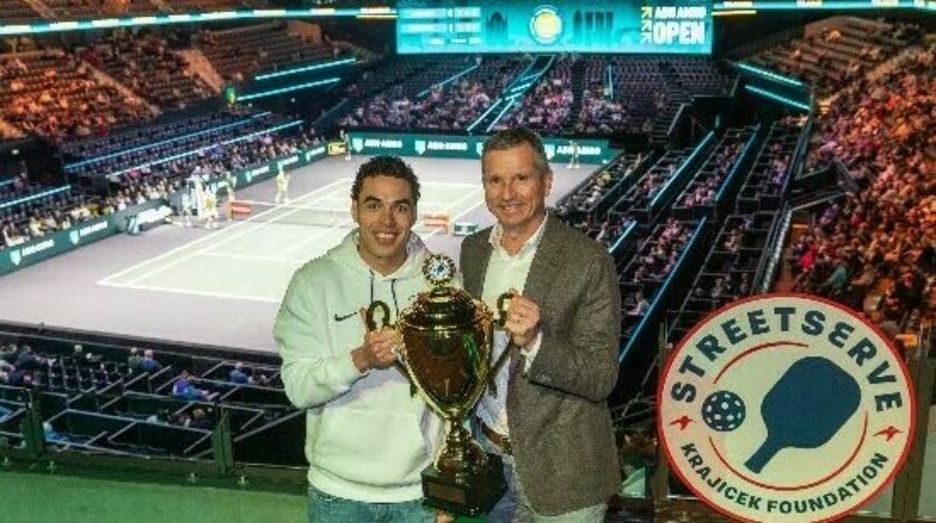 Noah Washington en Richard Krajieck met de Streetserve bokaal