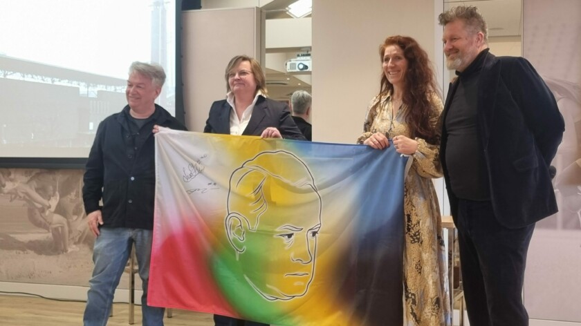 Martine Prange en Lise Klaveness (midden) met Jurryt van de Vooren (l) en 
Edwin Schoon (r), mede-initiatiefnemers van de Ernest Lee Jahncke Award