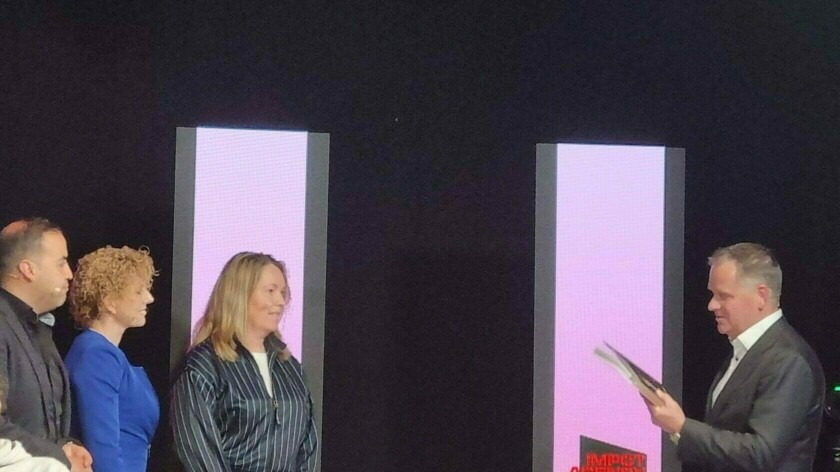 Kamerleden Mohandis, Van Dijk en Huizenga krijgen het rapport van Frank Molkenboer van de Grote Clubactie