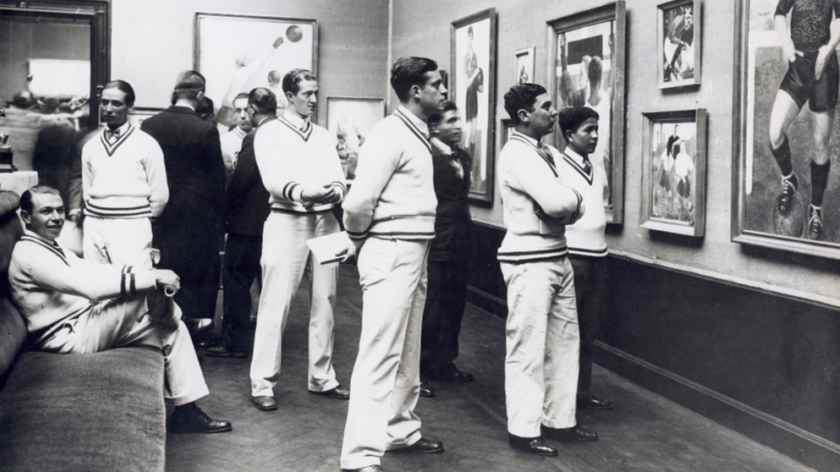 Olympische deelnemers bekijken in 1928 de kunstwerken in het Stedelijk Museum